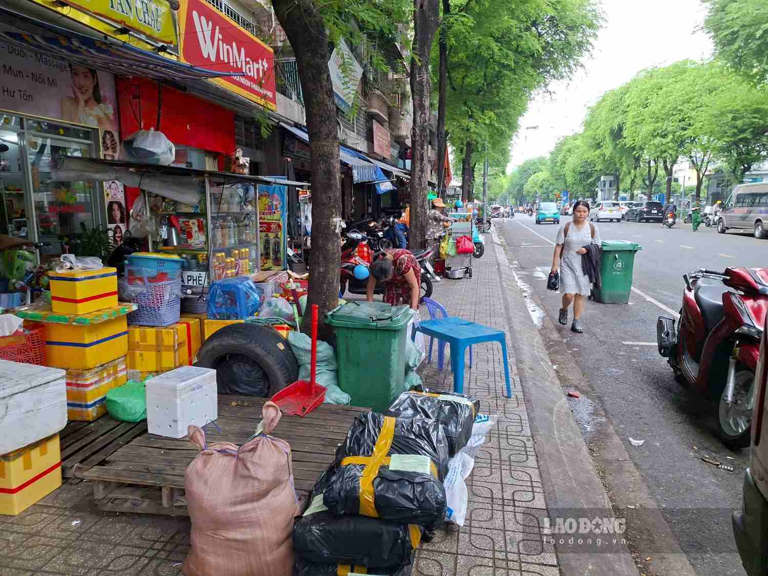 Sidewalks on Tan Da street (Cho Lon ward, HCMC) are occupied, people have to walk on the road. Photo: Minh Quan