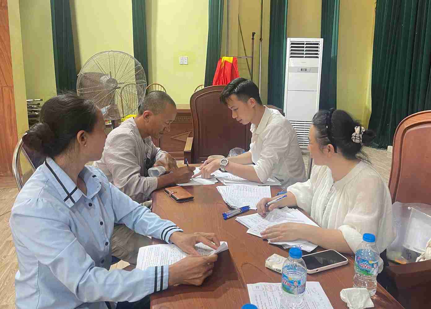 The Nguyen Trai Commune Construction Investment Project Management Board organizes compensation payments to households whose land is recovered. Photo: Nguyen Trai Commune e-Portal