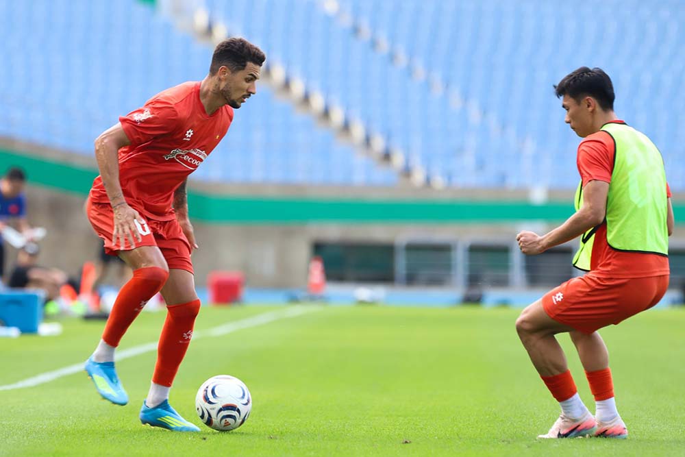 The Vietnamese team continues to improve their attacking tactics in the afternoon training session on July 7 in Incheon (Korea). Photo: VFF