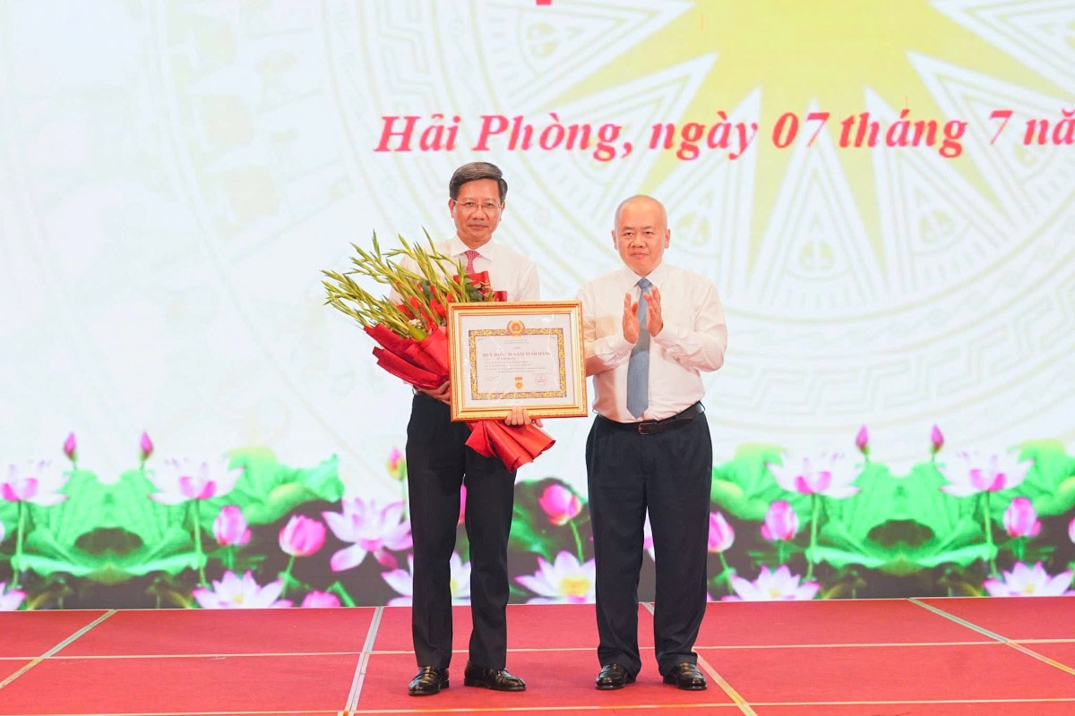 Leaders of the Party Committee of the City People's Committee awarded the Party Badge to Mr. Le Anh Quan - Standing Vice Chairman of the City People's Committee. Photo: Hai Phong e-Portal