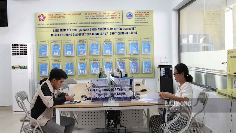 Giải quyết thủ tục hành chính trên môi trường mạng mang lại sự thuận tiện và tiết kiệm thời gian tối đa cho người dân. Ảnh: Nguyễn Linh