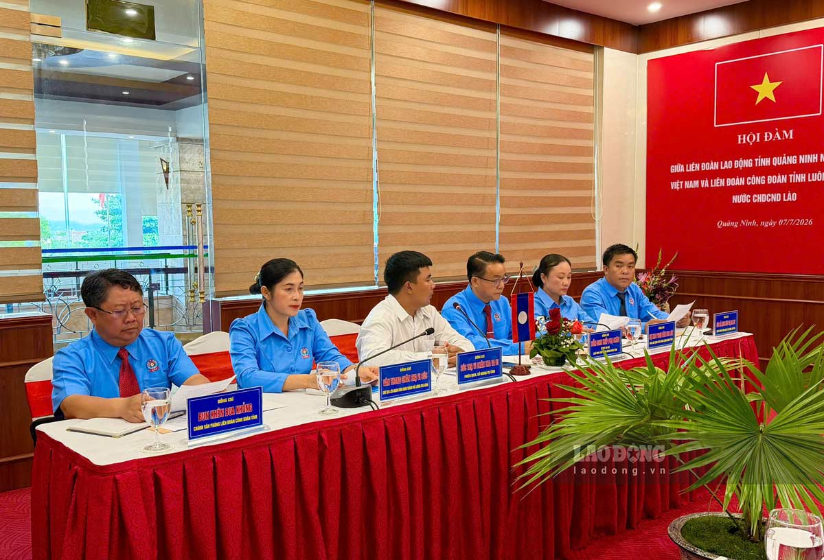 Các thành viên đoàn công tác Liên đoàn Công đoàn tỉnh Luông Pha Băng tham dự hội nghị. Ảnh: Đoàn Hưng