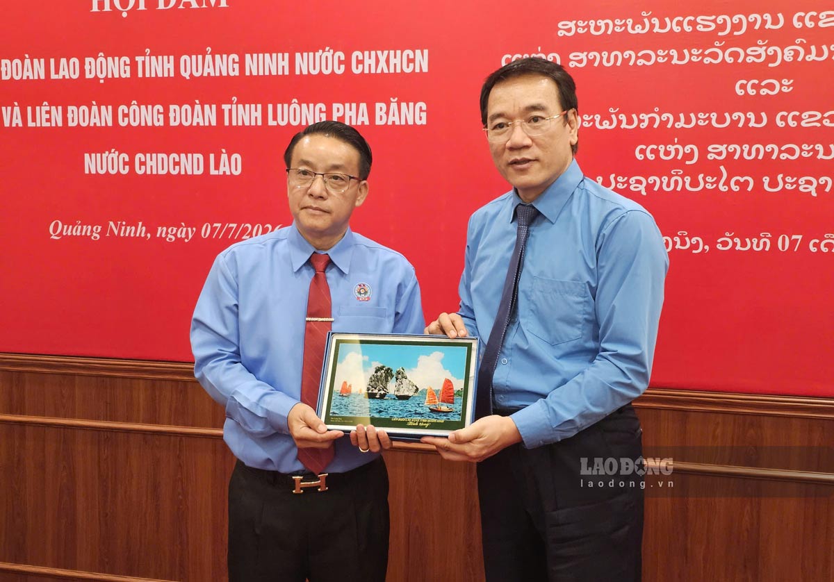 Mr. To Xuan Thao - Chairman of Quang Ninh Provincial Labor Federation presents souvenirs to the working delegation of Luang Prabang Provincial Trade Union Federation. Photo: Doan Hung