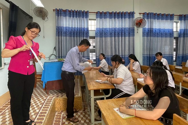 Viên chức ngành Giáo dục tỉnh Gia Lai hướng dẫn học sinh làm thủ tục đăng ký dự thi tốt nghiệp THPT năm 2026. Ảnh: Hoài Phương.