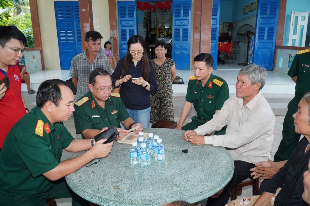 Thiếu tướng Nguyễn Thành Trung, Chính ủy Bộ Tư lệnh TPHCM (thứ 2 từ trái qua) trực tiếp đến nhà người dân ở Tây Ninh để xác minh thông tin liên quan hài cốt liệt sĩ Huỳnh Văn Quên. Ảnh: Bộ Tư lệnh TPHCM