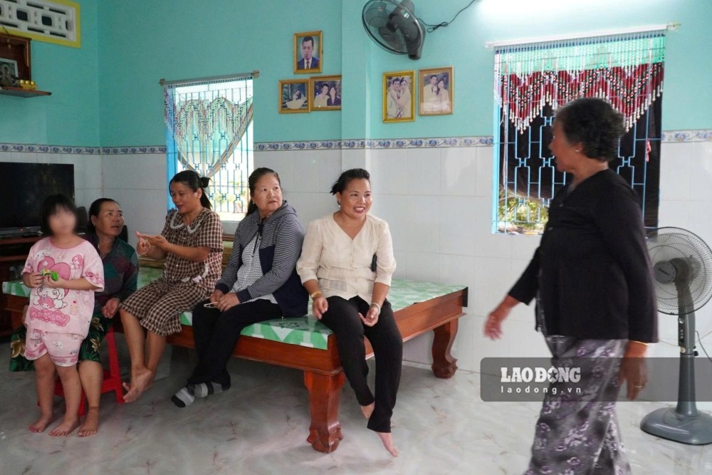 Căn nhà nhỏ ở ấp Bình Lợi những ngày này bỗng rộn rã, ngập tràn sự phấn khởi. Anh em, cháu chắt từ khắp nơi tề tựu về đây, cùng chia sẻ niềm hạnh phúc tột cùng và đếm từng ngày chờ đón người anh, người bác anh dũng trở về. Ảnh: Anh Tú