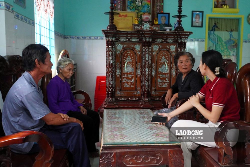 Kể với phóng viên, bà Lê (áo đen) cho biết suốt 58 năm qua, gia đình chỉ đinh ninh anh trai đã nằm lại dưới hố bom sâu và việc tìm kiếm là hoàn toàn vô vọng.