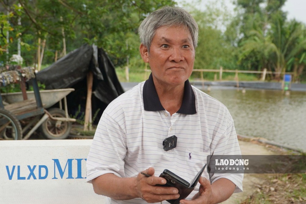 Ông Huỳnh Văn Nhỏ nghẹn ngào nhớ lại khoảnh khắc khi vô tình đọc được tên anh trai trên bản tin quy tập hài cốt. Ảnh: Anh Tú