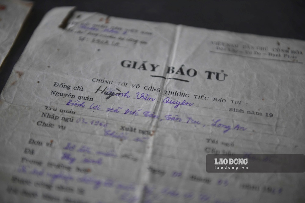 Giấy báo tử do Quân khu 9 cấp ghi tên liệt sĩ là “Huỳnh Văn Quyên“.