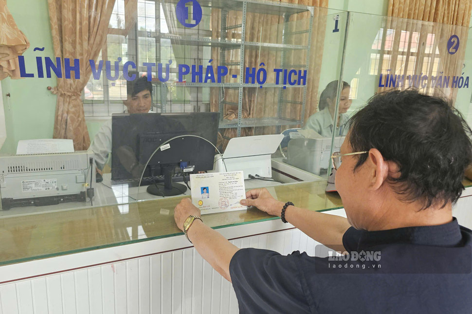 Officials and civil servants of Canh Vinh commune (Gia Lai) resolve administrative procedures for people. Photo: Phan Hieu