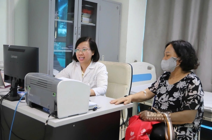 Patients who have periodic check-ups for high blood pressure and bone and joint disease at Thanh Nhan Hospital are happy to be paid 50% of the benefit level by the Health Insurance Fund. Photo: Ha Le