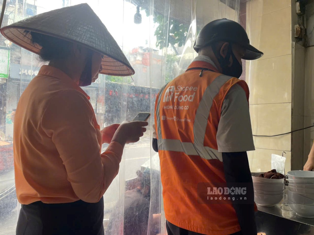 Những ngày nhiệt độ ngoài trời tăng cao, số lượng đơn hàng trực tuyến gia tăng đáng kể. Người giao hàng đến lấy đơn cũng phải chờ đợi.