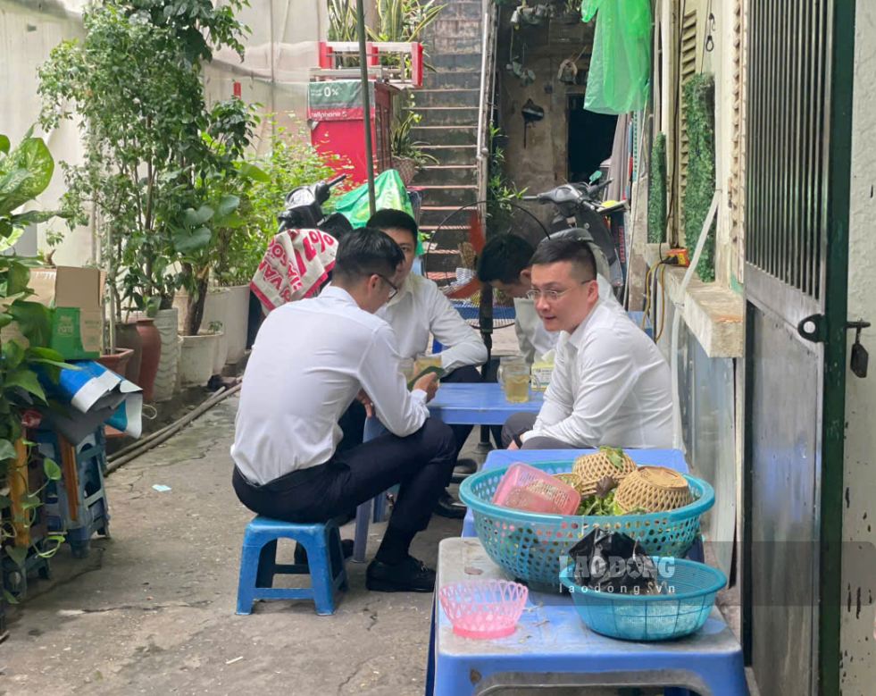 Có những lúc, để phục vụ hết lượng khách tìm đến, quán buộc phải kê chỗ sang con ngõ bên cạnh. Dù vậy nhưng dòng người ghé ăn vẫn không ngớt, điều này cho thấy sức hút đặc biệt của quán trong nhịp trưa Hà Nội.