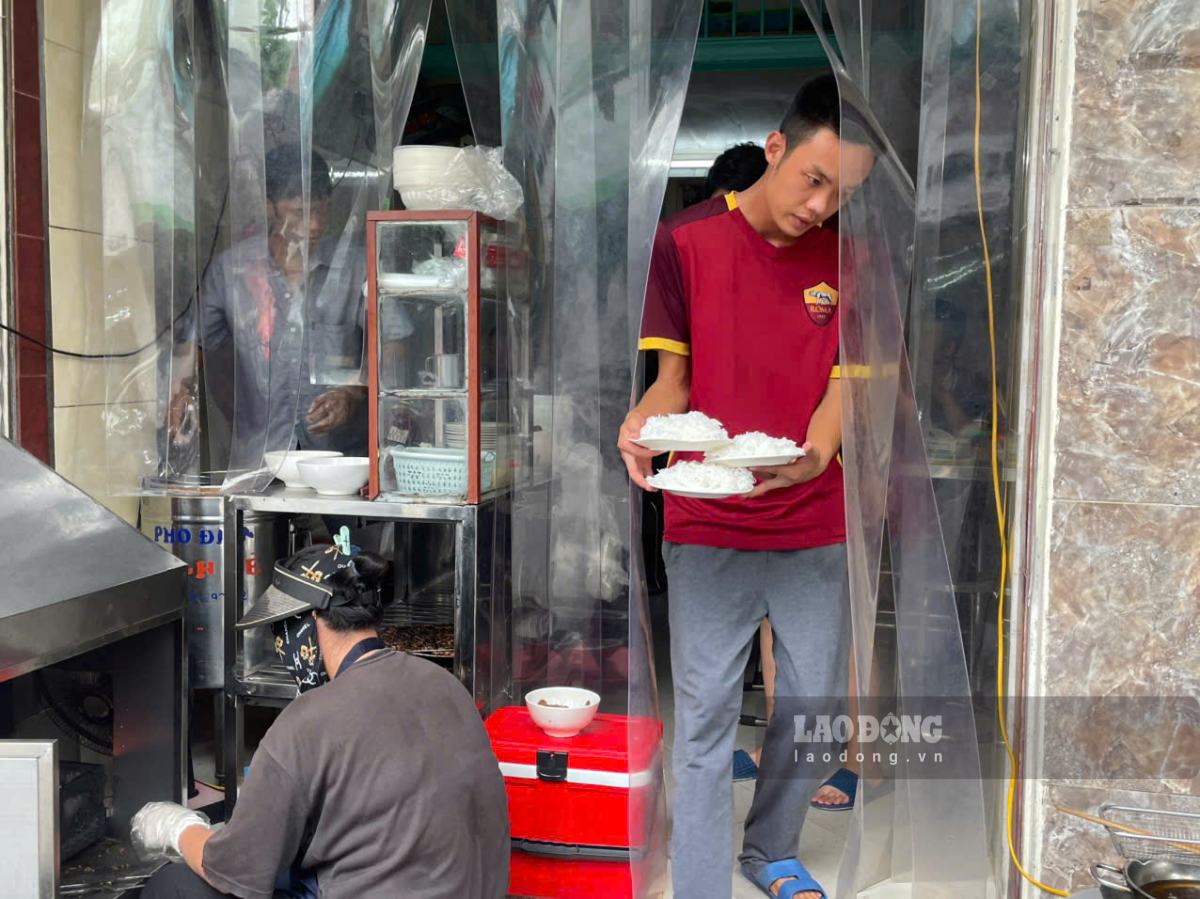 Lượng khách đông khiến việc phục vụ và chuẩn bị món ăn cũng trở nên quá tải.