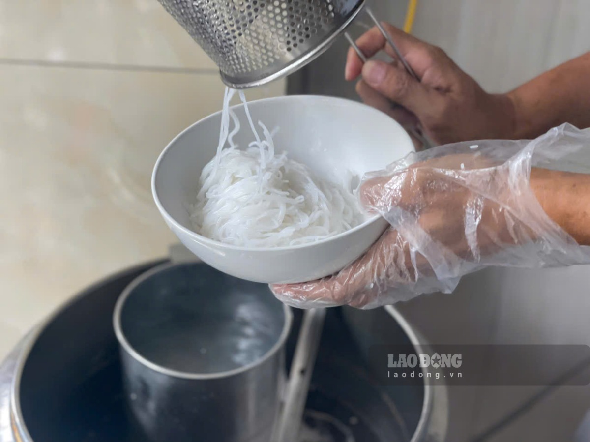 Chị Hồng trụng bún với nước sôi.