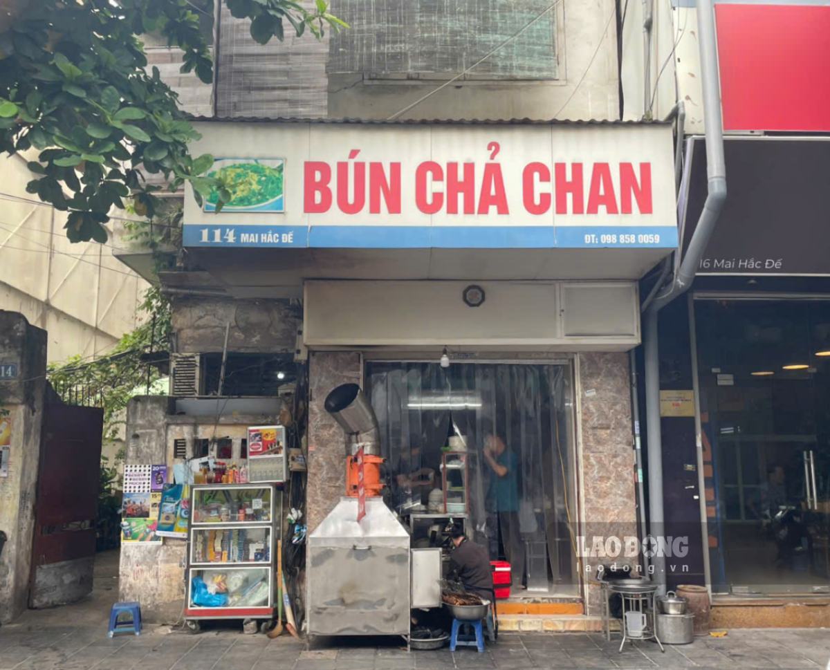 Nằm trên con phố Mai Hắc Đế, quán Bún chả chan do chị Nguyễn Thị Hồng làm chủ luôn trong tình trạng chật kín khách.