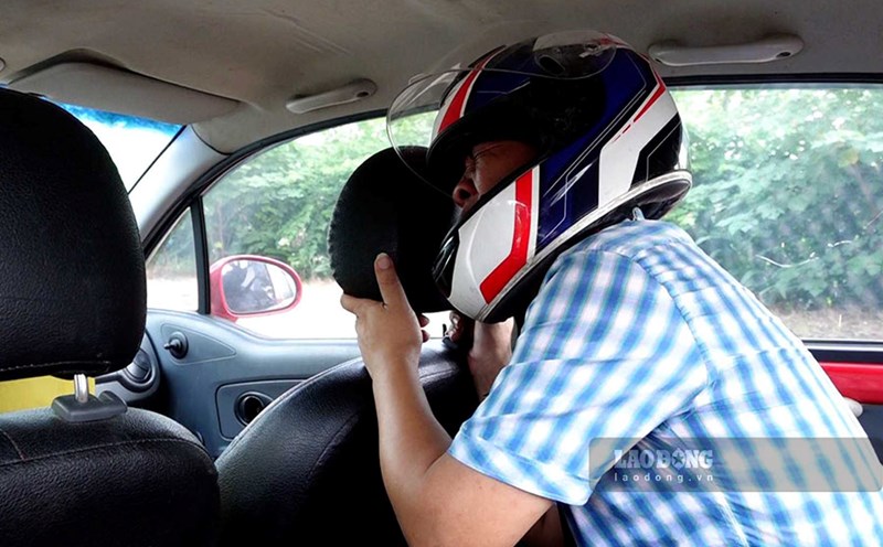 On the "unstable" taxi trip, traffic police pointed out a series of violations that many drivers often make. Photo: To The
