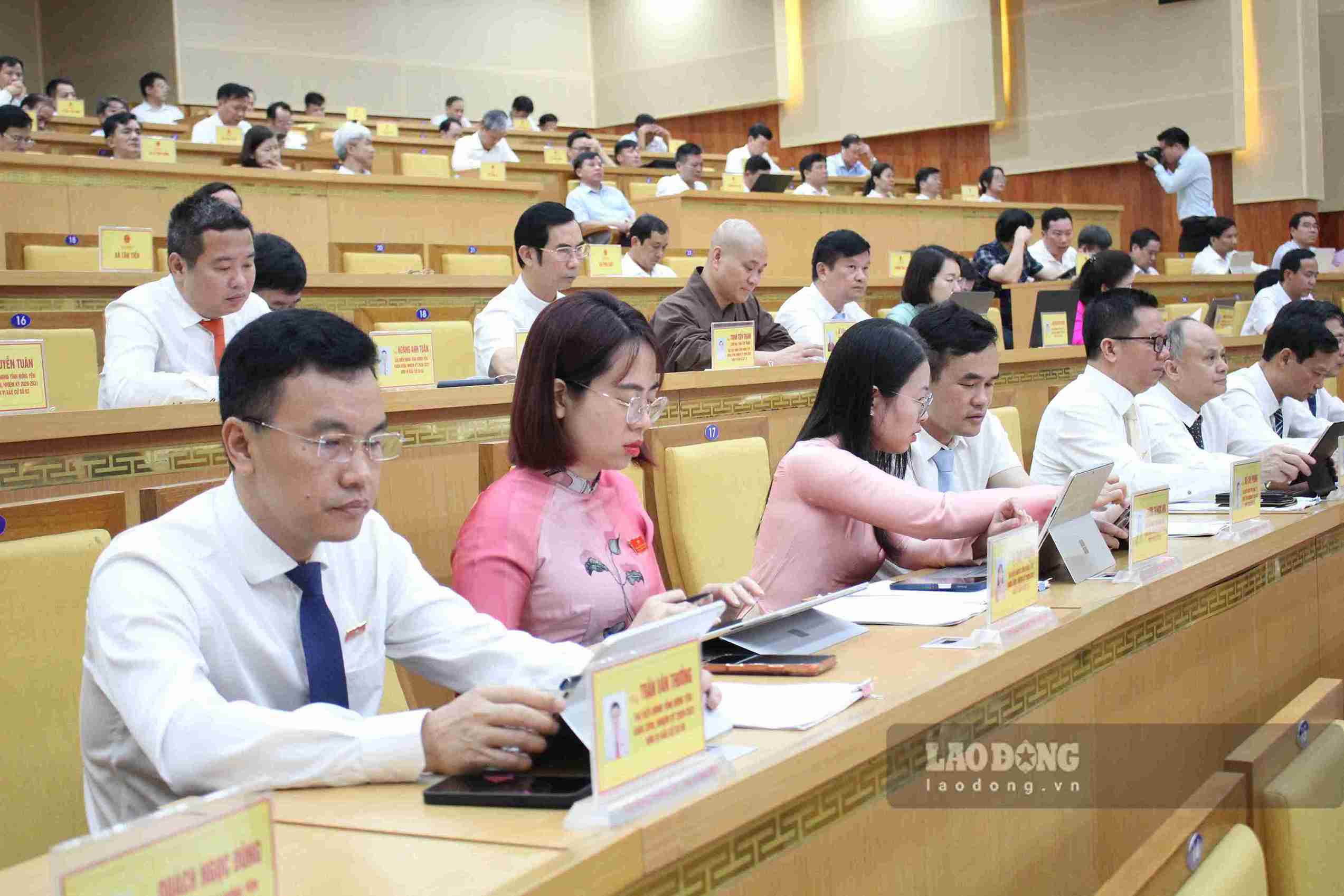 Delegates attending the third session of the Hung Yen Provincial People's Council at the Provincial Conference Center. Photo: Mai Huong