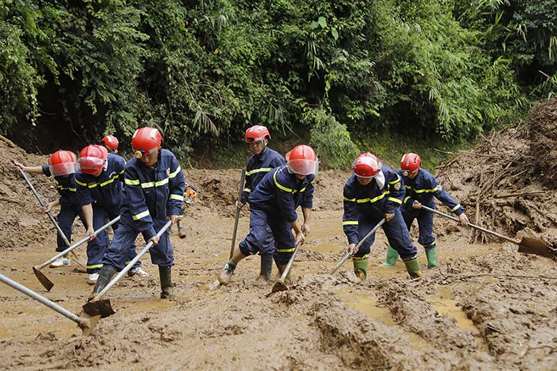 Cadres and soldiers participate in overcoming the consequences of floods in Dien Bien province in August 2025. Photo: Dien Bien Provincial e-Portal