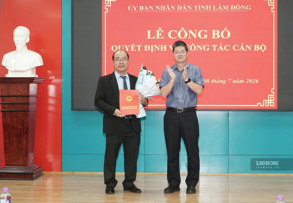 Phó Chủ tịch UBND tỉnh Lâm Đồng Nguyễn Hồng Hải công bố quyết định về công tác cán bộ, trao quyết định giao quyền Giám đốc Sở Xây dựng cho ông Cao Sơn Dũng. Ảnh: Duy Tuấn
