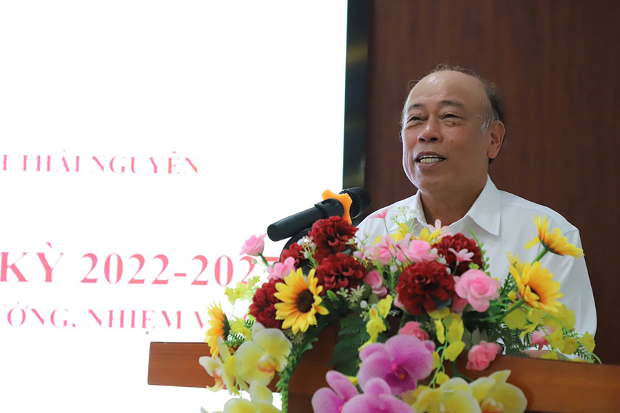 Ông Nguyễn Văn Thời, Ủy viên Đoàn Chủ tịch Trung ương Ủy ban Đoàn kết Công giáo Việt Nam, Chủ tịch Ủy ban Đoàn kết Công giáo tỉnh Thái Nguyên báo cáo kết quả 6 tháng đầu năm 2026. Ảnh: Cổng TTĐT tỉnh Thái Nguyên