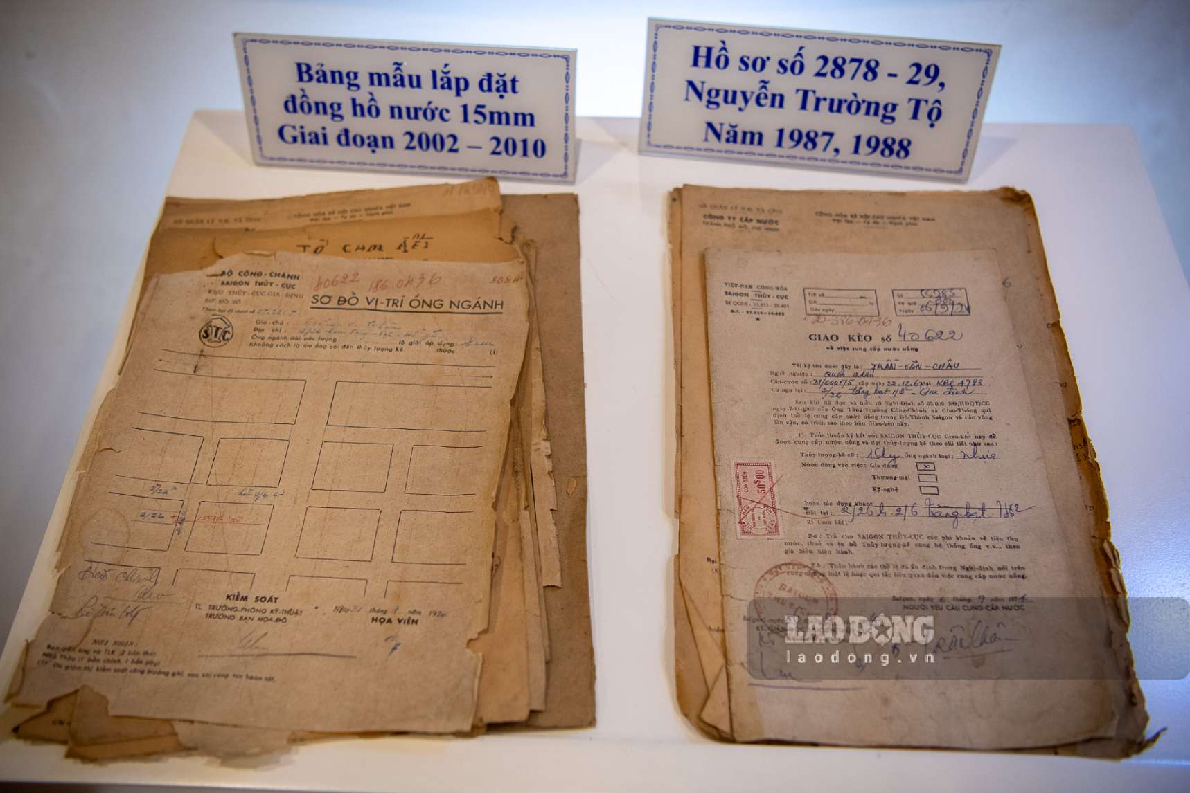 Khu trưng bày còn lưu giữ ảnh tư liệu, nhiều giấy tờ, hồ sơ ngành nước từ đầu thế kỷ XX được bảo quản kỹ trong tủ kính. Ảnh: Thái Bảo.