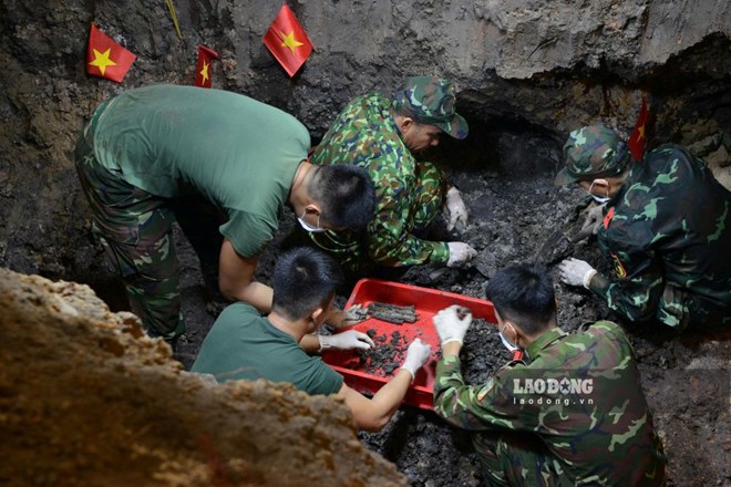 Bên trong Công viên Lê Thị Riêng, cán bộ, chiến sĩ thuộc lực lượng tìm kiếm đang tiếp tục đào tìm bên dưới hố sâu 25 m, rộng 3 m tại khu vực A, phía sau Nhà truyền thống. Ảnh: Anh Tú