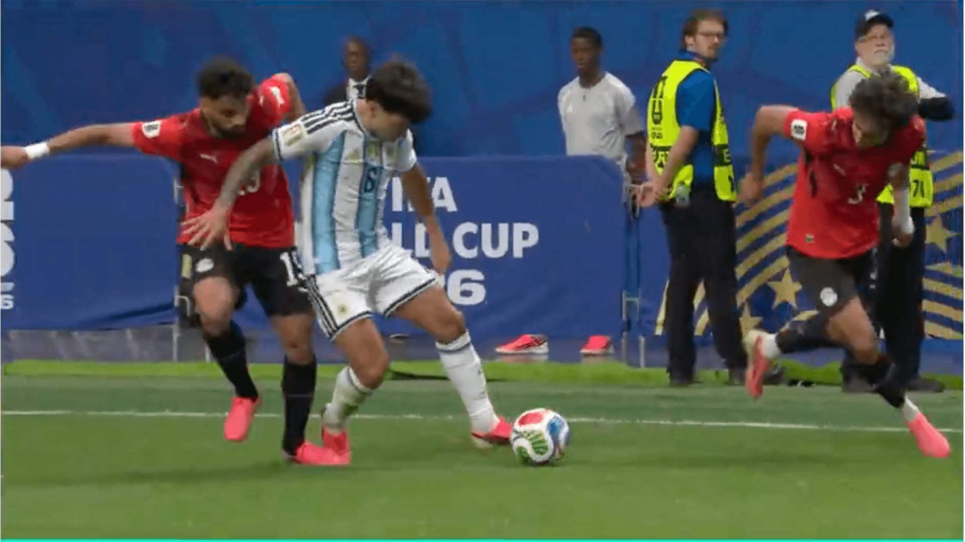 Tình huống tranh cãi nhất trong trận Argentina ngược dòng Ai Cập ở vòng 1/8 World Cup 2026 (Ảnh cắt từ video)