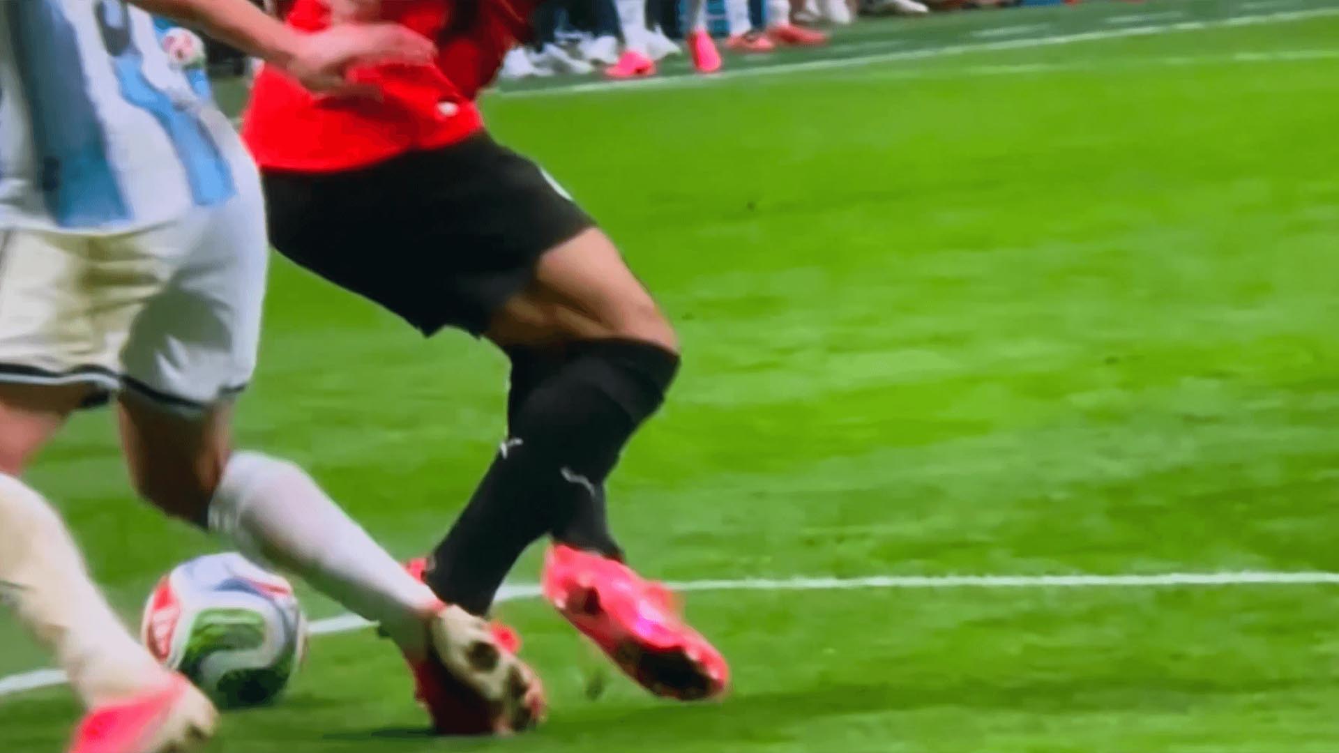 Tình huống Salah ngã nhưng chưa đủ để kiếm về một quả penalty (Ảnh cắt từ video)