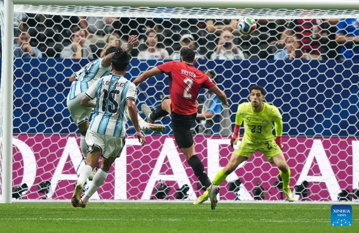 Trận đấu giữa Ai Cập và Argentina khép lại với những tranh cãi về công tác trọng tài. Ảnh: Xinhua