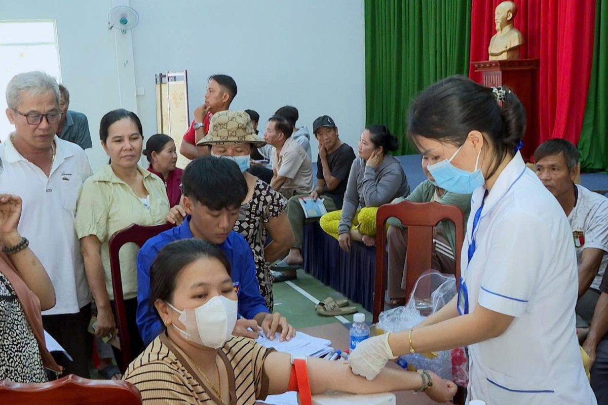 Health check-ups for people in Long Hai commune. Photo: Nguyen Tuyen (Long Hai Commune Public Service Supply Center)
