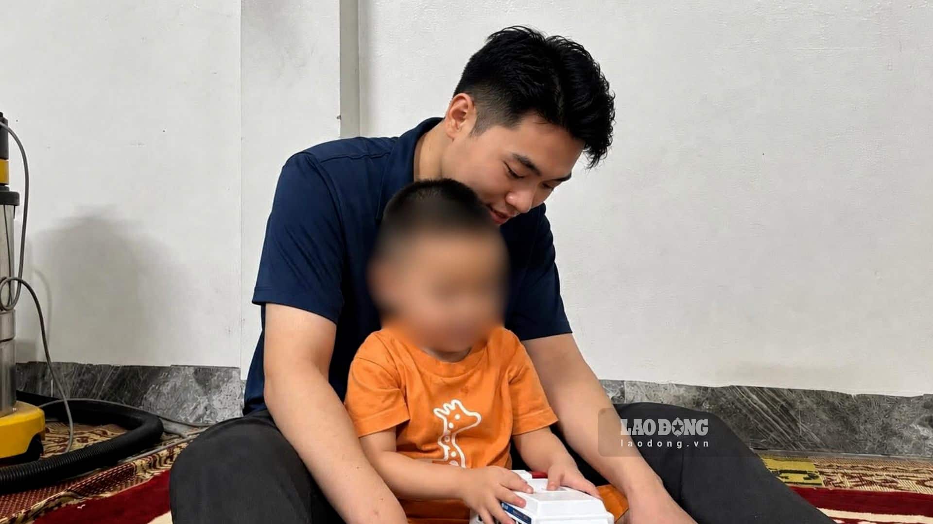 Parents' worries about changes in children's behavior after watching harmful clips. Photo: Huyen Trang