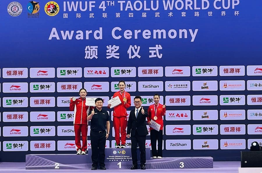 Dương Thúy Vi đã nhân thành tích huy chương đồng nội dung kiếm thuật trong ngày đầu tiên tại giải. Ảnh: Hoài Việt