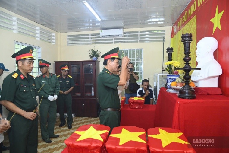 Organizing committee of pilgrims at the ceremony of taking biological samples of martyrs' remains for DNA testing. Photo: Van Dong (Ca Mau Military Command).