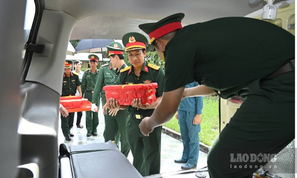 Đưa các mẫu sinh phẩm hài cốt liệt sĩ  taij Cà Mau đi đi giám định AND. Ảnh: Văn Đông (Bộ CHQS Cà Mau).