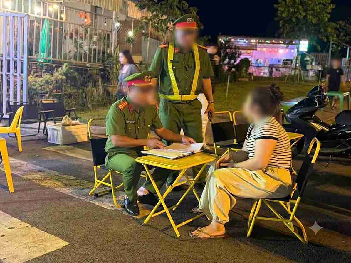Buon Ma Thuot Ward Police (Dak Lak province) make a record of handling cases of sidewalk encroachment for business. Photo: Police provided