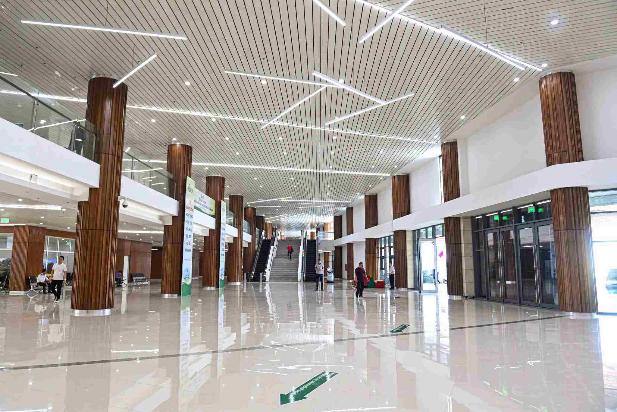 Bệnh viện được định hướng trở thành trung tâm ngoại khoa hiện đại, phát triển các chuyên ngành mũi nhọn như chấn thương chỉnh hình, phẫu thuật thần kinh, sọ não, lồng ngực, cột sống, cấp cứu và hồi sức tích cực. Với hệ thống trang thiết bị hiện đại cùng đội ngũ y bác sĩ chất lượng cao, cơ sở này được kỳ vọng là trung tâm điều trị kỹ thuật cao của khu vực. Ảnh: Bệnh viện cung cấp