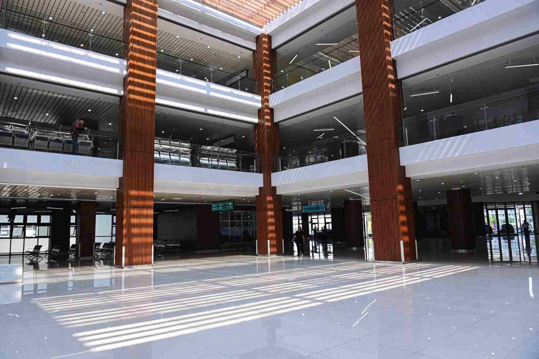 Ông Hoàng Cương - Phó Giám đốc Phụ trách điều hành Ban Quản lý Dự án Công trình y tế cho biết, sau ngày 9/7, Ban tiếp tục chỉ đạo nhà thầu tiếp tục hoàn thiện các hạng mục còn lại, trong tháng 7 hoàn thiện hoàn toàn để bàn giao cho bệnh viện.  Nhà thầu có trách nhiệm hỗ trợ bệnh viện vận hành từ 3-6 tháng tới, bệnh viện phải cử người theo cùng, khi xảy ra sự cố kịp thời xử lý.