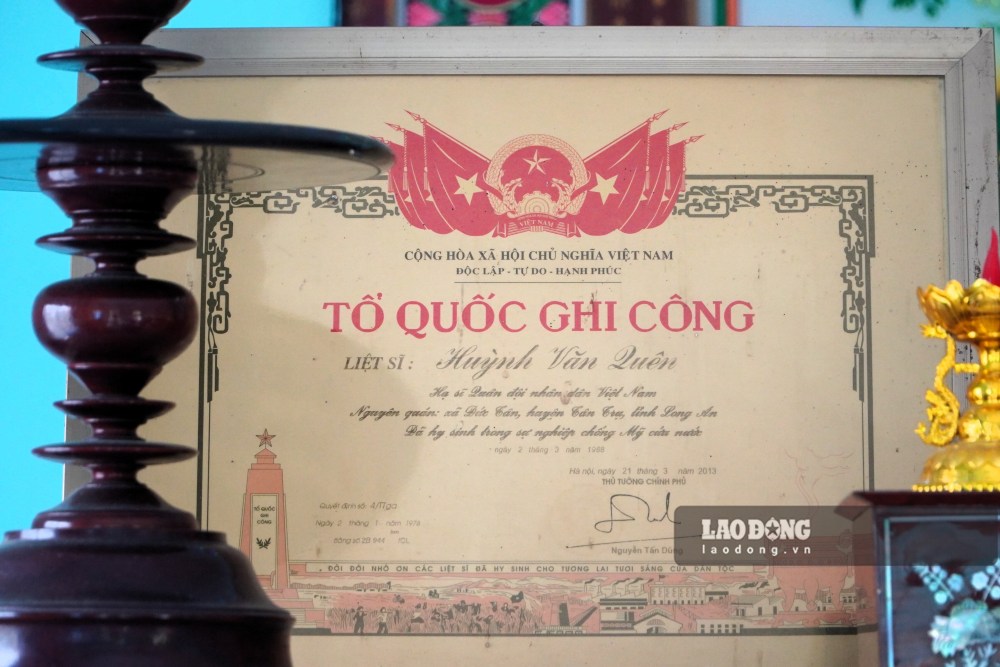 Tấm bằng “Tổ Quốc ghi công” của liệt sĩ Huỳnh Văn Quên. Ảnh: Anh Tú 