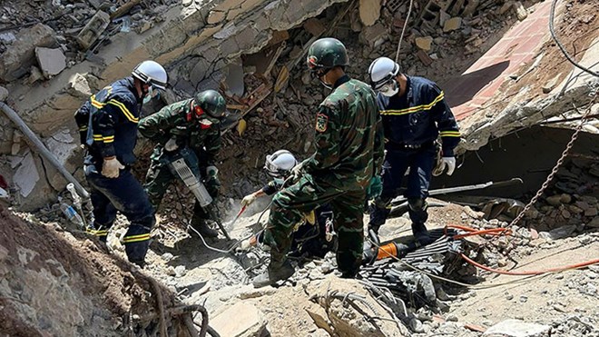 ベネズエラの犠牲者捜索現場にいるベトナム救助隊。写真:公安省