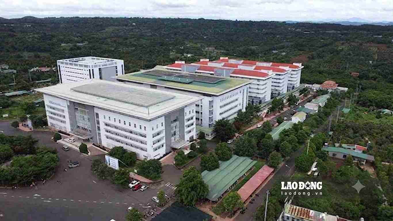 Tay Nguyen Regional General Hospital is treating many students suspected of food poisoning. Photo: Bao Trung