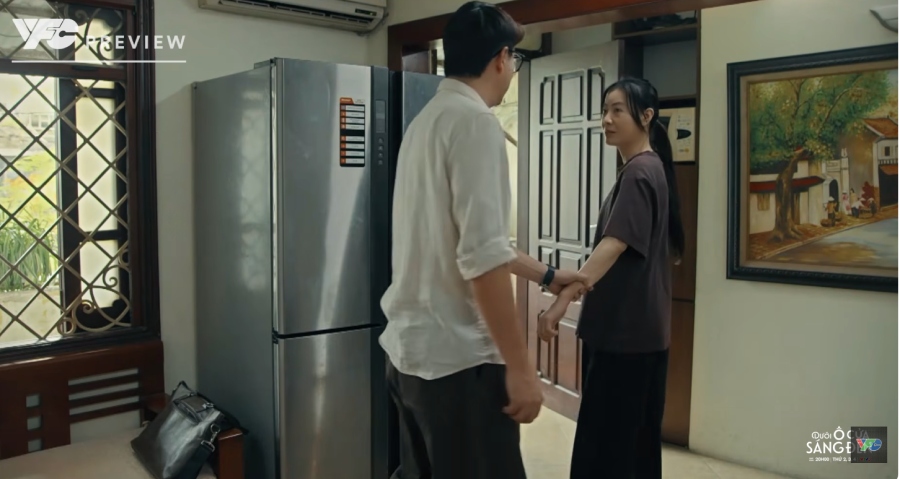 Tài chớp cơ hội tỏ tình với chị Nguyệt. Ảnh: VFC. 