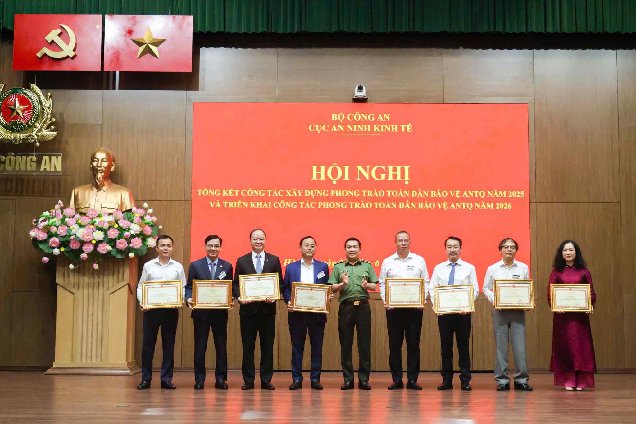 Comrade To Huy Vu - Secretary of the Party Committee, Chairman of the Member Council representing Agribank received a Certificate of Merit from the Ministry of Public Security awarded to the Head Office of the Vietnam Bank for Agriculture and Rural Development for his outstanding achievements in the movement "All people protect national security". Photo: Agribank