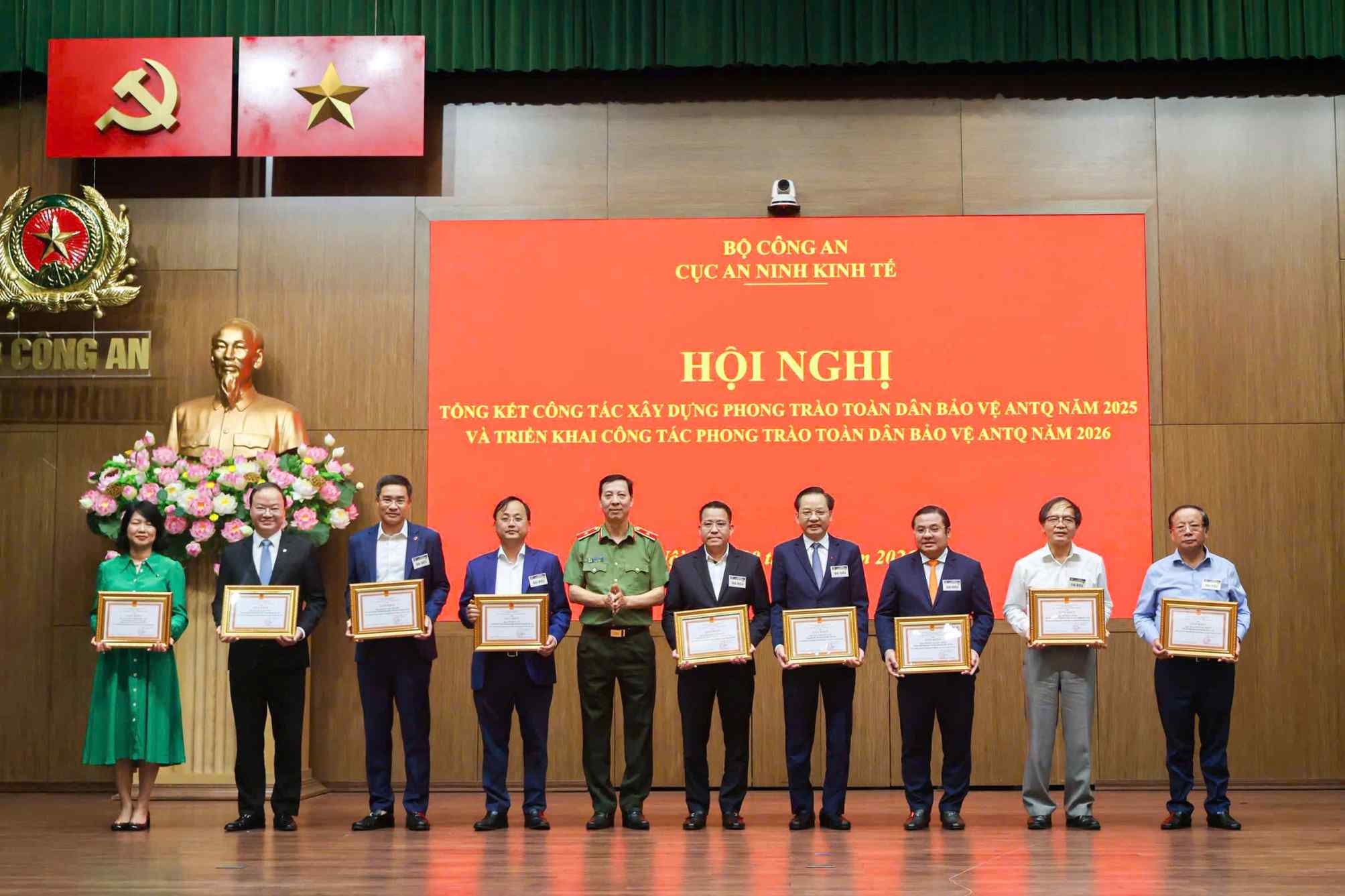 Đồng chí Tô Huy Vũ - Bí thư Đảng ủy, Chủ tịch Hội đồng thành viên Agribank (thứ tư từ trái sang) và đồng chí Phạm Chí Thành - Phó Tổng Giám đốc Agribank (thứ ba từ trái sang) nhận Giấy khen của Cục An ninh kinh tế vì đã có thành tích xuất sắc trong phong trào Toàn dân bảo vệ an ninh Tổ quốc