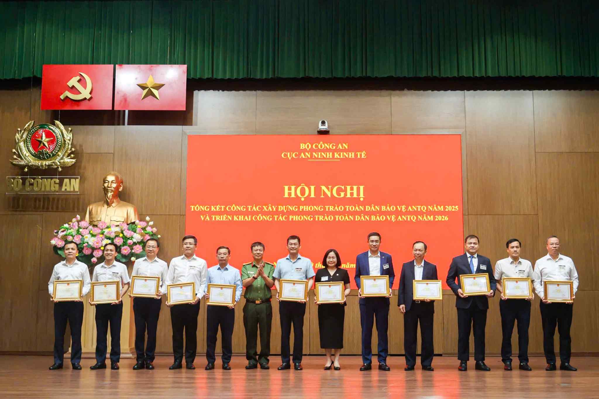 Phó Tổng Giám đốc Phạm Chí Thành (thứ 5 từ phải sang) đại diện Agribank nhận Công nhận đạt tiêu chuẩn “An toàn về an ninh, trật tự”. Ảnh: Agribank