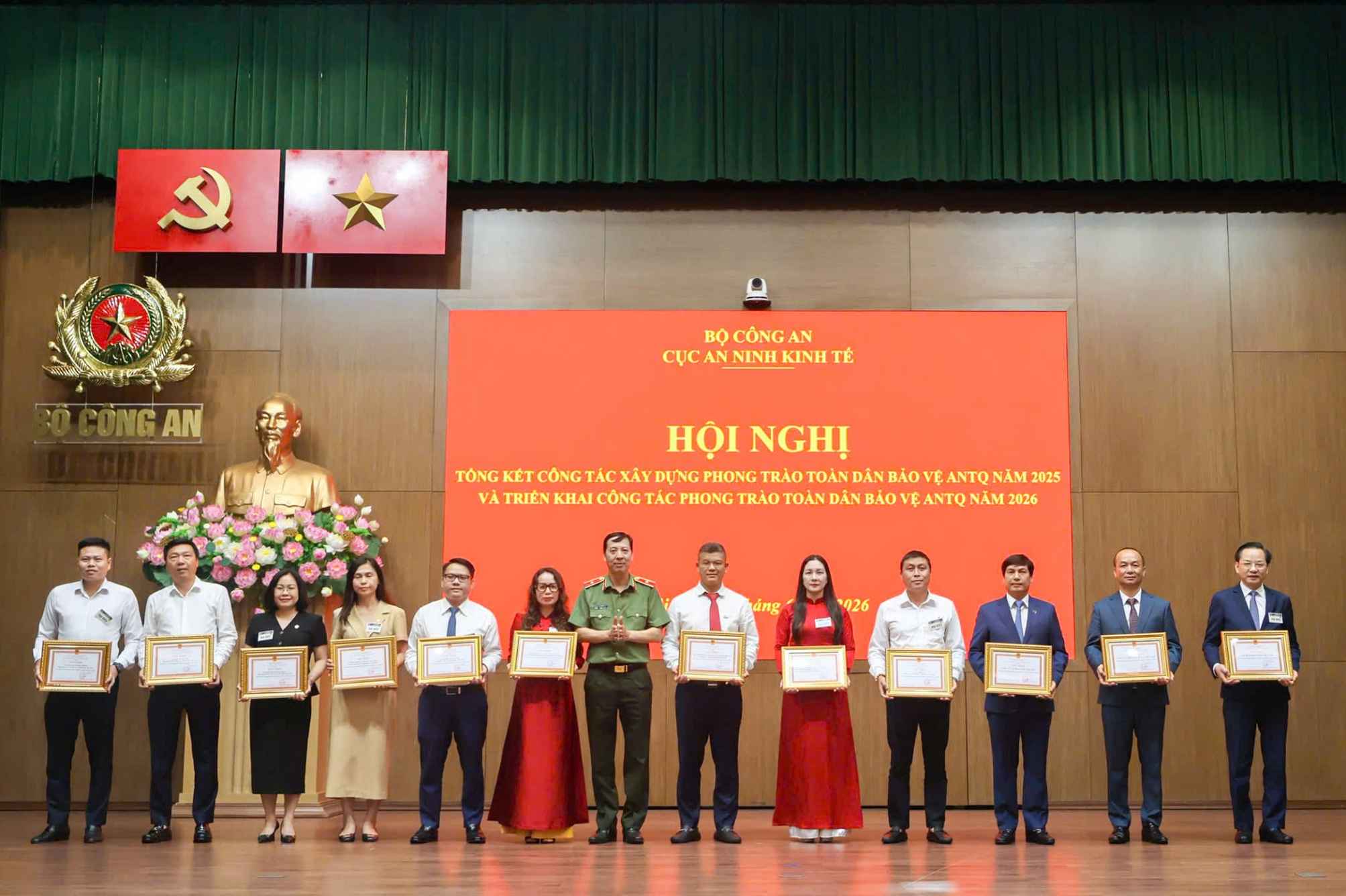 Đại diện Agribank (thứ năm và thứ tám từ phải sang) nhận Giấy khen của Cục An ninh kinh tế cho cơ quan doanh nghiệp do Cục An ninh kinh tế phụ trách, theo dõi, hướng dẫn về công tác xây dựng phong trào Toàn dân bảo vệ an ninh Tổ quốc đạt tiêu chuẩn “An toàn về An ninh trật tự”. Ảnh: Agribank
