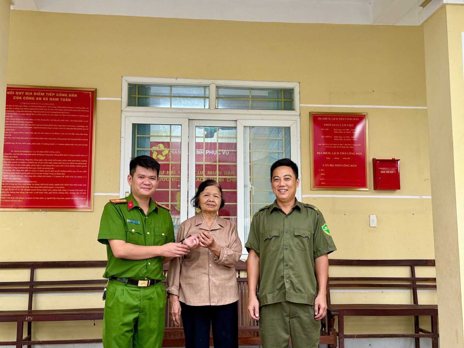 Après avoir trouvé la bague en or, M. Nguyễn Hữu Tiệp et la police de la commune de Nam Tuấn ont rendu les biens aux habitants. Photo: Police de Cao Bằng