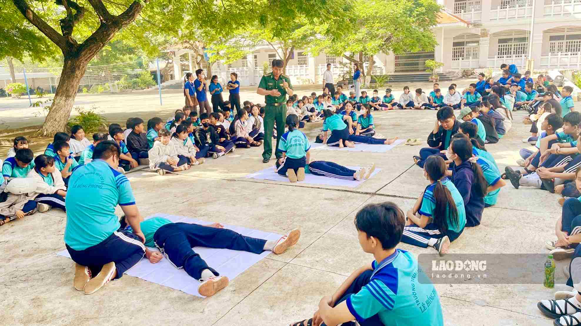 Hướng dẫn học sinh thực hành kỹ năng sơ cứu nạn nhân bị đuối nước. Ảnh: Văn Hoàn 