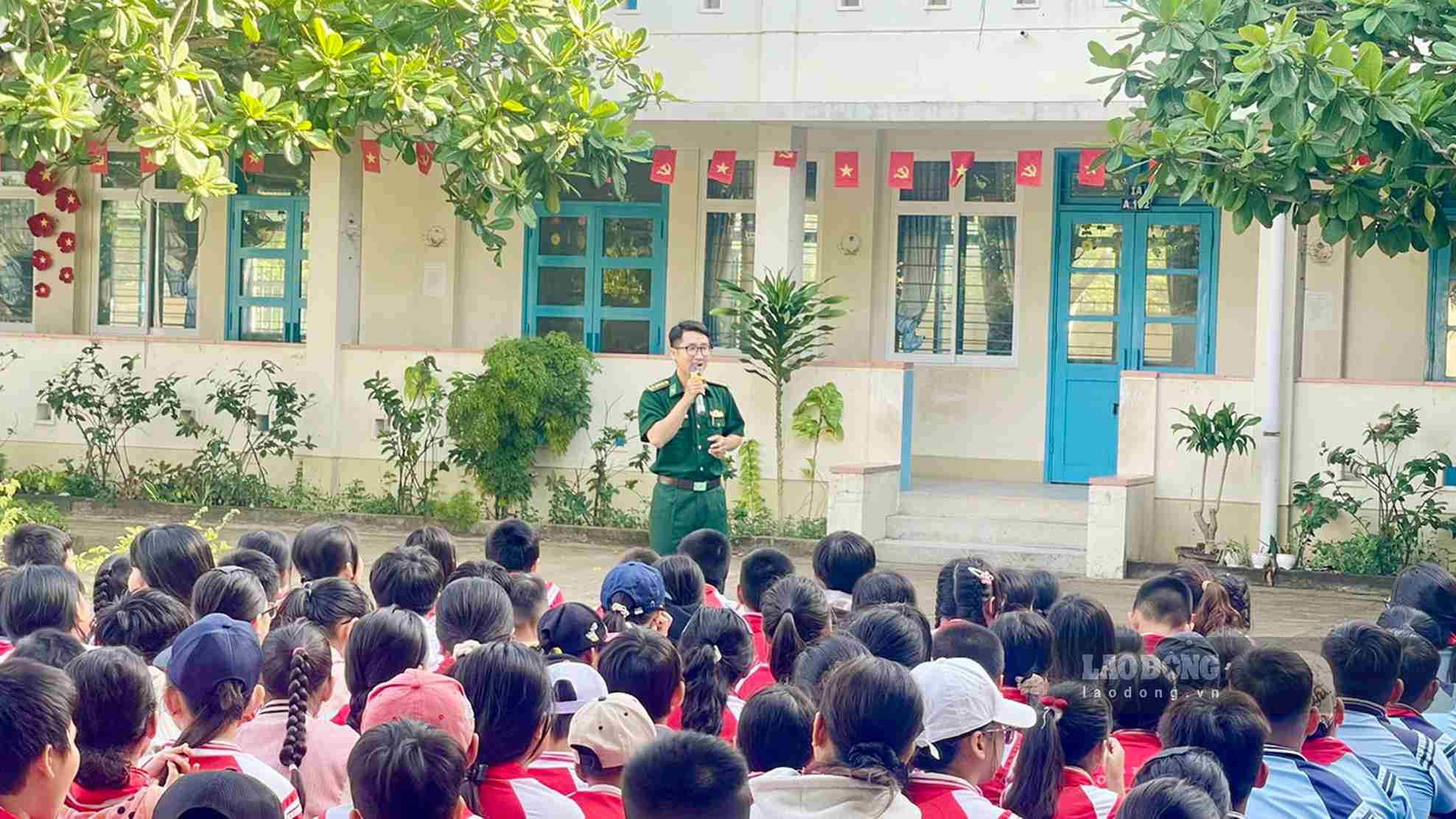 Cán bộ Đồn Biên phòng Mũi Né tuyên truyền kiến thức phòng, chống đuối nước cho học sinh. Ảnh: Văn Hoàn 