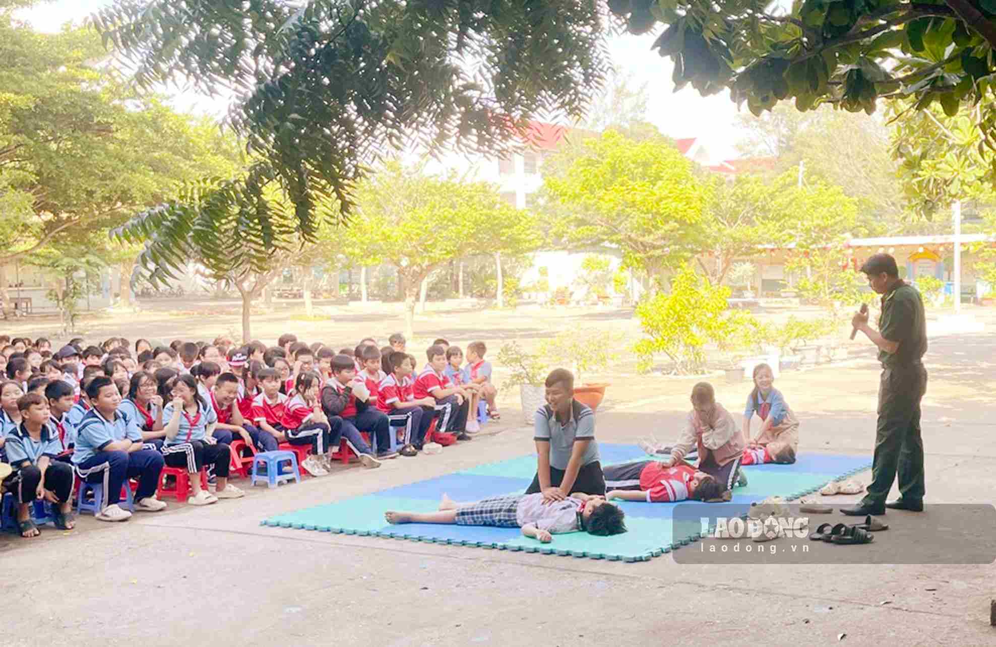 Students participate in practicing drowning prevention and control skills under the guidance of officers of Mui Ne Border Guard Station. Photo: Van Hoan